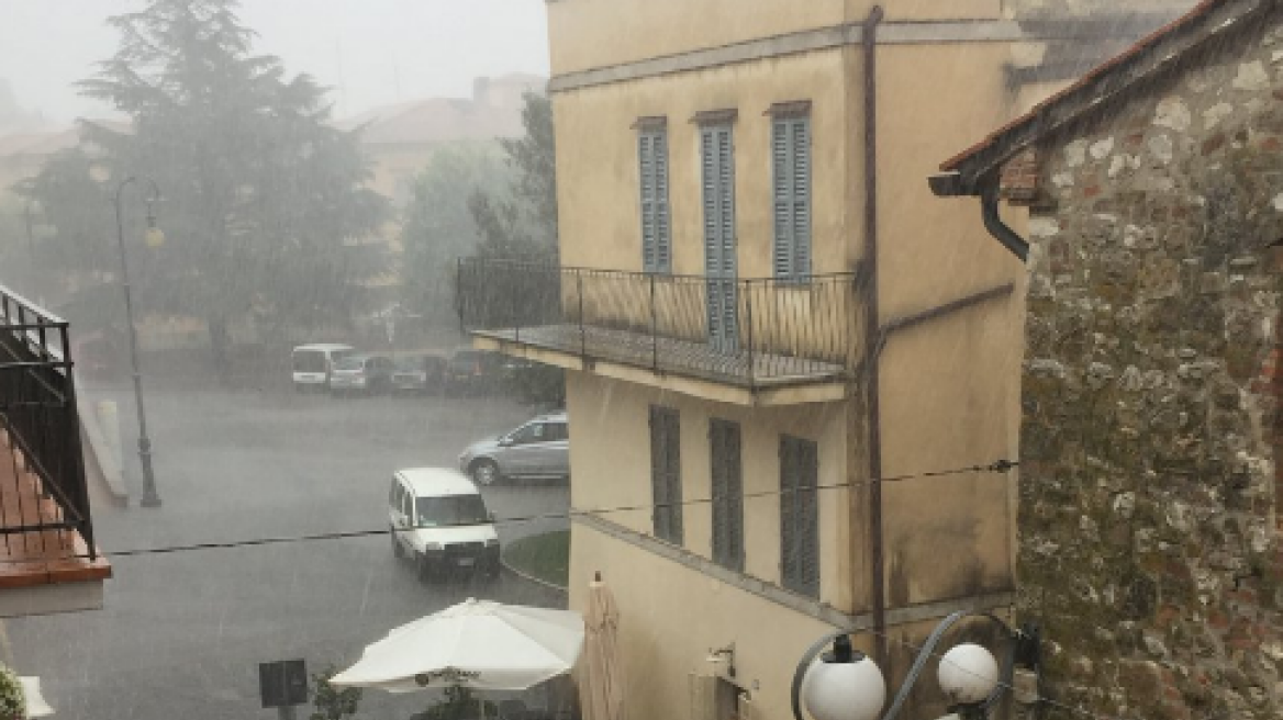 Δυο νεκροί από την κακοκαιρία στην Ιταλία - Ισχυρές βροχοπτώσεις και χαλάζι